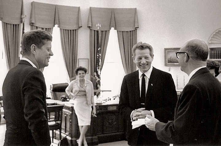 http://carlanthonyonlinedotcom.files.wordpress.com/2011/11/judy-garland-taking-a-cigarette-break-against-the-oval-office-desk-of-her-pal-the-president-actor-danny-kaye-and-presidential-aide-dave-powers-stand-at-right.jpg?w=720