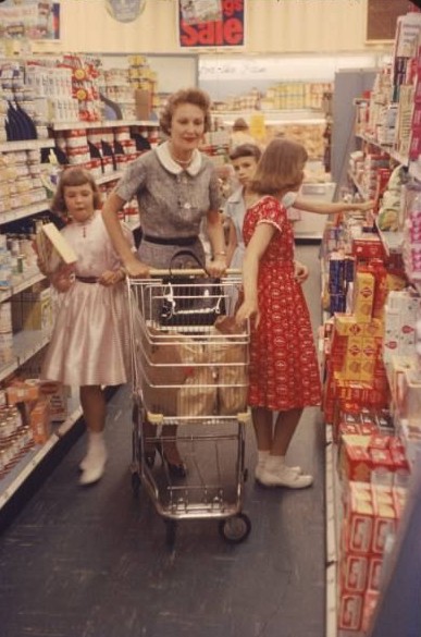12. Mrs. Nixon grabbing some time from her official schedule as Second Lady to go supermarket shopping with her daughters in the 50s.
