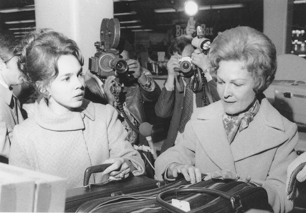 55. Besieged by the press, the First Lady shops with daughter Julie.