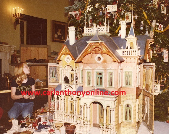 Amy Carter helped set up the Victorian dollhouse under the Blue Room tree in 1978.
