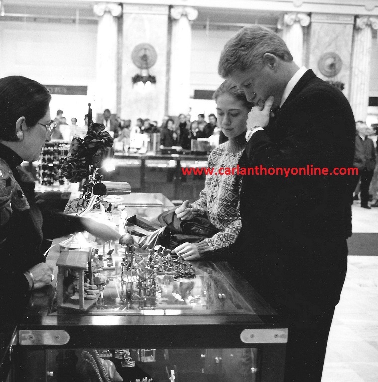 President Clinton and his daughter Chelsea holiday shopping for jewelry in Washington's Union Station.