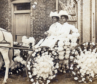 Martha and Pinkie Yates of Houston in their ornamented Junettenth buggy, circa 1900. (Houston Metropolitan Research Center, Houston Public Library)