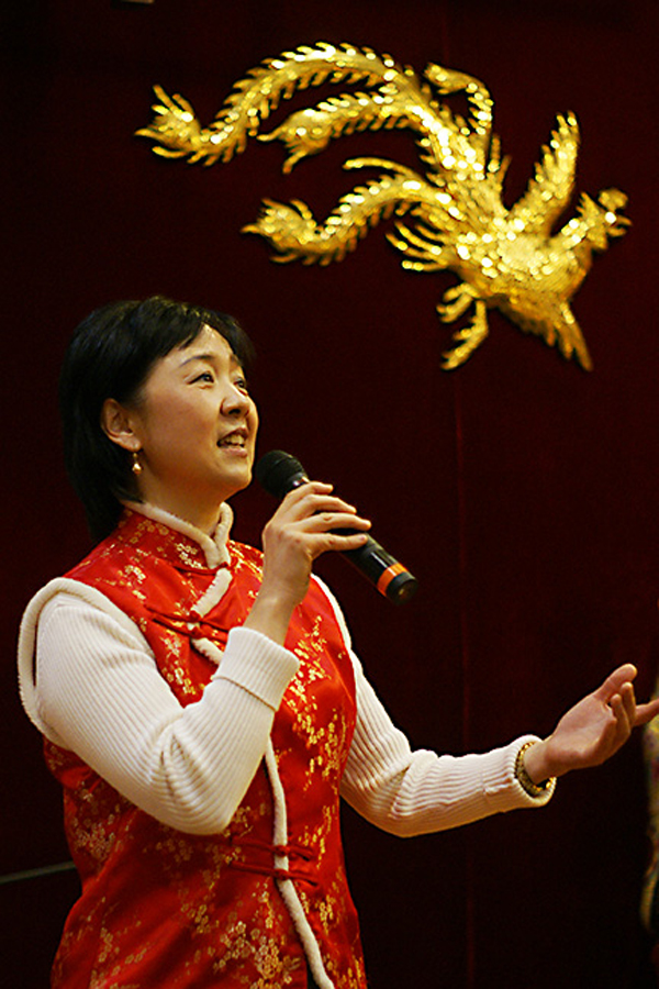 A singer at the 2010 IACA Chinese New Year event (Henry Fu, IACA)