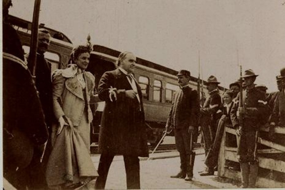 President McKinley and his wife entering Camp Mead